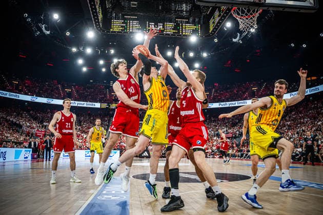 Basketball München 21.06.2026 Saison 2025 2026 EasyCredit BBL 1. Bundesliga Playoffs Finale Spiel 5 Männer, Herren FC Bayern München - Alba Berlin Justin Bean (Alba Berlin, No.34) Justinian Jessup (München, No.10) Niels Giffey (München, No.05) *** Basketball Munich June 21, 2026 2025–2026 Season EasyCredit BBL 1 Bundesliga Playoffs Finals Game 5 Mens Division