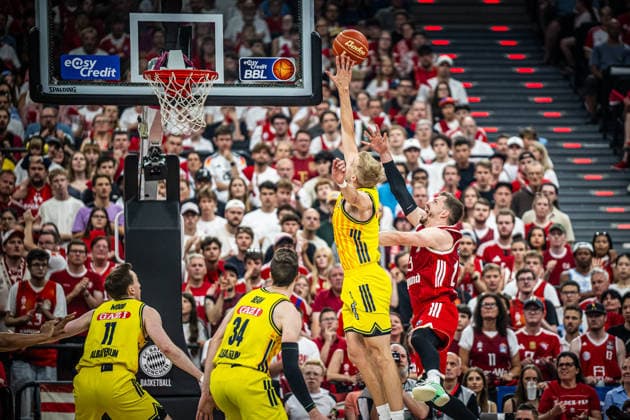 Basketball München 21.06.2026 Saison 2025 2026 EasyCredit BBL 1. Bundesliga Playoffs Finale Spiel 5 Männer, Herren FC Bayern München - Alba Berlin Andreas Obst (München, No.13) Sam Griesel (Alba Berlin, No.05) Block *** Basketball Munich, June 21, 2026; 2025–2026 Season; EasyCredit BBL 1 Bundesliga Playoffs; Finals; Game 5; Mens; FC Bayern Munich vs. Alba Berlin; Andreas Obst (Munich, No. 13) and Sam Griesel (Alba Berlin, No. 05) block,detected_source_language