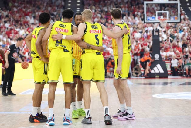 Teamkreis Alba Berlin, GER, FC Bayern Basketball vs. Alba Berlin, Basketball, easycredit Basketball Bundesliga, Playoffs, Finale, Spiel 5, Saison 2025 2026, 21.06.2026, GER, FC Bayern Basketball vs. Alba Berlin, Basketball, easycredit Basketball Bundesliga, Playoffs, Finale, Spiel 5, Saison 2025 2026, 21.06.2026 Muenchen *** Alba Berlin Roster, GER, FC Bayern Basketball vs. Alba Berlin, Basketball, easycredit Basketball Bundesliga, Playoffs, Finals, Game 5, 2025–2026 Season, June 21, 2026, GER, FC Bayern Basketball vs. Alba Berlin, Basketball, easycredit Basketball Bundesliga, Playoffs, Finals, Game 5, 2025–2026 Season, June 21, 2026, Munich,detected_source_language Copyright: xEibner-Pressefoto JennixMaulx EP_JML