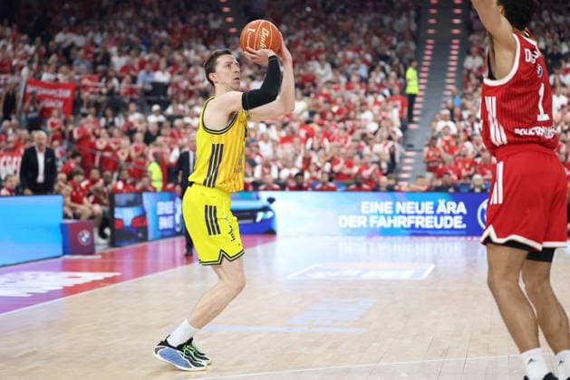 Justin Bean (Alba Berlin, 34) beim Wurf, GER, FC Bayern Basketball vs. Alba Berlin, Basketball, easycredit Basketball Bundesliga, Playoffs, Finale, Spiel 5, Saison 2025 2026, 21.06.2026, GER, FC Bayern Basketball vs. Alba Berlin, Basketball, easycredit Basketball Bundesliga, Playoffs, Finale, Spiel 5, Saison 2025 2026, 21.06.2026 Muenchen *** Justin Bean of Alba Berlin, 34, taking a shot, GER, FC Bayern Basketball vs. Alba Berlin, Basketball, easycredit Basketball Bundesliga, Playoffs, Finals, Game 5, 2025–2026 Season, June 21, 2026, GER, FC Bayern Basketball vs. Alba Berlin, Basketball, easycredit Basketball Bundesliga, Playoffs, Finals, Game 5, 2025–2026 Season, June 21, 2026, Munich,detected_source_language Copyright: xEibner-Pressefoto JennixMaulx EP_JML