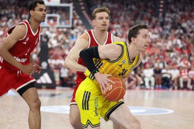 Justin Bean (Alba Berlin, 34) mit Ball mit Justuz Hollatz (FC Bayern Basketball, 21) und Oscar da Silva (FC Bayern Basketball, 01), GER, FC Bayern Basketball vs. Alba Berlin, Basketball, easycredit Basketball Bundesliga, Playoffs, Finale, Spiel 5, Saison 2025 2026, 21.06.2026, GER, FC Bayern Basketball vs. Alba Berlin, Basketball, easycredit Basketball Bundesliga, Playoffs, Finale, Spiel 5, Saison 2025 2026, 21.06.2026 Muenchen *** Justin Bean of Alba Berlin, 34, with the ball, alongside Justuz Hollatz of FC Bayern Basketball, 21, and Oscar da Silva of FC Bayern Basketball, 01, GER, FC Bayern Basketball vs. Alba Berlin, Basketball, easycredit Basketball Bundesliga, Playoffs, Finals, Game 5, 2025–2026 Season, June 21, 2026, GER, FC Bayern Basketball vs. Alba Berlin, Basketball, easycredit Basketball Bundesliga, Playoffs, Finals, Game 5, 2025–2026 season, June 21, 2026, Munich,detected_source_language Copyright: xEibner-Pressefoto JennixMaulx EP_JML