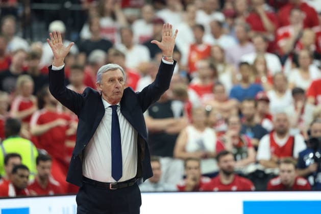 Svetislav Pesic (FC Bayern Basketball, Chef-Trainer) gestikuliert, Emotionen, GER, FC Bayern Basketball vs. Alba Berlin, Basketball, easycredit Basketball Bundesliga, Playoffs, Finale, Spiel 5, Saison 2025 2026, 21.06.2026, GER, FC Bayern Basketball vs. Alba Berlin, Basketball, easycredit Basketball Bundesliga, Playoffs, Finale, Spiel 5, Saison 2025 2026, 21.06.2026 Muenchen *** Svetislav Pesic, head coach of FC Bayern Basketball, gesturing, emotions, GER, FC Bayern Basketball vs. Alba Berlin, basketball, easycredit Basketball Bundesliga, playoffs, finals, Game 5, 2025–2026 season, June 21, 2026, GER, FC Bayern Basketball vs. Alba Berlin, basketball, easycredit Basketball Bundesliga, playoffs, finals, Game 5, 2025–2026 season, June 21, 2026, Munich,detected_source_language Copyright: xEibner-Pressefoto JennixMaulx EP_JML