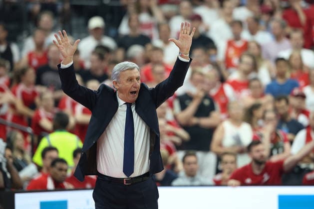 Svetislav Pesic (FC Bayern Basketball, Chef-Trainer) gestikuliert, Emotionen, GER, FC Bayern Basketball vs. Alba Berlin, Basketball, easycredit Basketball Bundesliga, Playoffs, Finale, Spiel 5, Saison 2025 2026, 21.06.2026, GER, FC Bayern Basketball vs. Alba Berlin, Basketball, easycredit Basketball Bundesliga, Playoffs, Finale, Spiel 5, Saison 2025 2026, 21.06.2026 Muenchen *** Svetislav Pesic, head coach of FC Bayern Basketball, gesturing, emotions, GER, FC Bayern Basketball vs. Alba Berlin, basketball, easycredit Basketball Bundesliga, playoffs, finals, Game 5, 2025–2026 season, June 21, 2026, GER, FC Bayern Basketball vs. Alba Berlin, basketball, easycredit Basketball Bundesliga, playoffs, finals, Game 5, 2025–2026 season, June 21, 2026, Munich,detected_source_language Copyright: xEibner-Pressefoto JennixMaulx EP_JML