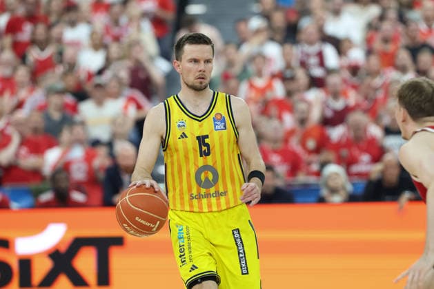Martin Hermannsson (Alba Berlin, 15) mit Ball, GER, FC Bayern Basketball vs. Alba Berlin, Basketball, easycredit Basketball Bundesliga, Playoffs, Finale, Spiel 5, Saison 2025 2026, 21.06.2026, GER, FC Bayern Basketball vs. Alba Berlin, Basketball, easycredit Basketball Bundesliga, Playoffs, Finale, Spiel 5, Saison 2025 2026, 21.06.2026 Muenchen *** Martin Hermannsson, Alba Berlin, No. 15 with the ball, GER, FC Bayern Basketball vs. Alba Berlin, Basketball, easycredit Basketball Bundesliga, Playoffs, Finals, Game 5, 2025–2026 Season, June 21, 2026, GER, FC Bayern Basketball vs. Alba Berlin, Basketball, easycredit Basketball Bundesliga, Playoffs, Finals, Game 5, 2025–2026 Season, June 21, 2026, Munich,detected_source_language Copyright: xEibner-Pressefoto JennixMaulx EP_JML