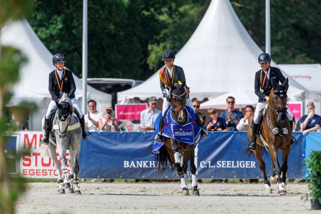 LUHMÜHLEN - Longines Horse Trail 2026, LUHMÜHLEN - Longines Horse Trail 2026 KRAJEWSKI Julia (GER), Uelzener s Nickel, HANSEN-HOTOPP Malin (GER), Carlitos Quidditch K, WAHLER Christoph (GER), D Accord FRH Siegerehrung Prize giving ceremony Teilprüfung Springen Show Jumping CCI4*-S Meßmer Trophy Deutsche Meisterschaft 2026 Luhmühlen, Turniergelände 21. June 2026 - *** LUHMÜHLEN Longines Horse Trail 2026, LUHMÜHLEN Longines Horse Trail 2026 KRAJEWSKI Julia GER, Uelzener s Nickel, HANSEN HOTOPP Malin GER, Carlitos Quidditch K, WAHLER Christoph GER, D Accord FRH Prize Giving Ceremony Show Jumping CCI4 S Meßmer Trophy German Championship 2026 Luhmühlen, Competition Grounds June 21, 2026,detected_source_language