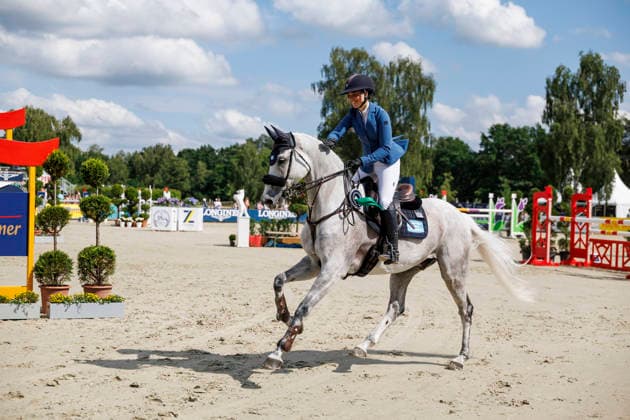LUHMÜHLEN - Longines Horse Trail 2026, LUHMÜHLEN - Longines Horse Trail 2026 ROMEIKE Louise (SWE), Caspian Siegerehrung Prize giving ceremony Teilprüfung Springen Show Jumping CCI4*-S Meßmer Trophy Deutsche Meisterschaft 2026 Luhmühlen, Turniergelände 21. June 2026 - *** LUHMÜHLEN Longines Horse Trail 2026, LUHMÜHLEN Longines Horse Trail 2026 ROMEIKE Louise SWE, Caspian Prize-giving ceremony for the Show Jumping CCI4 S Meßmer Trophy German Championship 2026 Luhmühlen, competition grounds, June 21, 2026,detected_source_language