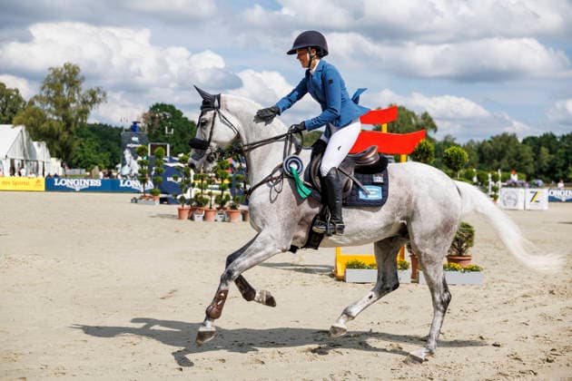 LUHMÜHLEN - Longines Horse Trail 2026, LUHMÜHLEN - Longines Horse Trail 2026 ROMEIKE Louise (SWE), Caspian Siegerehrung Prize giving ceremony Teilprüfung Springen Show Jumping CCI4*-S Meßmer Trophy Deutsche Meisterschaft 2026 Luhmühlen, Turniergelände 21. June 2026 - *** LUHMÜHLEN Longines Horse Trail 2026, LUHMÜHLEN Longines Horse Trail 2026 ROMEIKE Louise SWE, Caspian Prize-giving ceremony for the Show Jumping CCI4 S Meßmer Trophy German Championship 2026 Luhmühlen, competition grounds, June 21, 2026,detected_source_language