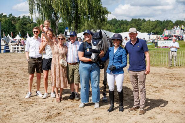 LUHMÜHLEN - Longines Horse Trail 2026, LUHMÜHLEN - Longines Horse Trail 2026 Team Romeike ROMEIKE Louise (SWE), Caspian, ROMEIKE Claas, ROMEIKE Hinrich Siegerehrung Prize giving ceremony Teilprüfung Springen Show Jumping CCI4*-S Meßmer Trophy Deutsche Meisterschaft 2026 Luhmühlen, Turniergelände 21. June 2026 - *** LUHMÜHLEN Longines Horse Trail 2026, LUHMÜHLEN Longines Horse Trail 2026 Team Romeike ROMEIKE Louise SWE, Caspian, ROMEIKE Claas, ROMEIKE Hinrich Prize Giving Ceremony Show Jumping CCI4 S Meßmer Trophy German Championship 2026 Luhmühlen, Competition Grounds June 21, 2026,detected_source_language