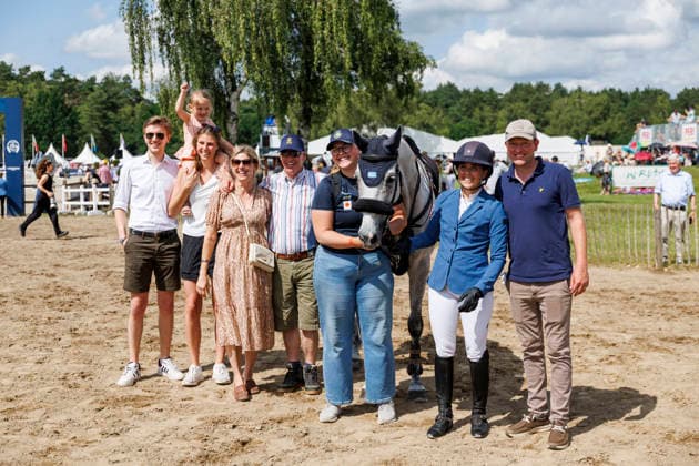 LUHMÜHLEN - Longines Horse Trail 2026, LUHMÜHLEN - Longines Horse Trail 2026 Team Romeike ROMEIKE Louise (SWE), Caspian, ROMEIKE Claas, ROMEIKE Hinrich Siegerehrung Prize giving ceremony Teilprüfung Springen Show Jumping CCI4*-S Meßmer Trophy Deutsche Meisterschaft 2026 Luhmühlen, Turniergelände 21. June 2026 - *** LUHMÜHLEN Longines Horse Trail 2026, LUHMÜHLEN Longines Horse Trail 2026 Team Romeike ROMEIKE Louise SWE, Caspian, ROMEIKE Claas, ROMEIKE Hinrich Prize Giving Ceremony Show Jumping CCI4 S Meßmer Trophy German Championship 2026 Luhmühlen, Competition Grounds June 21, 2026,detected_source_language