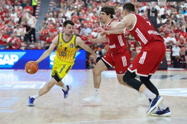 Jonas Mattisseck (Alba Berlin, 09) mit Ball, mit Justinian Jessup (FC Bayern Basketball, 10) und Johannes Voigtmann (FC Bayern Basketball, 07), GER, FC Bayern Basketball vs. Alba Berlin, Basketball, easycredit Basketball Bundesliga, Playoffs, Finale, Spiel 5, Saison 2025 2026, 21.06.2026, GER, FC Bayern Basketball vs. Alba Berlin, Basketball, easycredit Basketball Bundesliga, Playoffs, Finale, Spiel 5, Saison 2025 2026, 21.06.2026 Muenchen *** Jonas Mattisseck of Alba Berlin, No. 9, with the ball, alongside Justinian Jessup of FC Bayern Basketball, No. 10, and Johannes Voigtmann of FC Bayern Basketball, 07, GER, FC Bayern Basketball vs. Alba Berlin, basketball, easycredit Basketball Bundesliga, playoffs, finals, Game 5, 2025–2026 season, June 21, 2026, GER, FC Bayern Basketball vs. Alba Berlin, Basketball, easycredit Basketball Bundesliga, Playoffs, Finals, Game 5, 2025–2026 season, June 21, 2026, Munich,detected_source_language Copyright: xEibner-Pressefoto JennixMaulx EP_JML