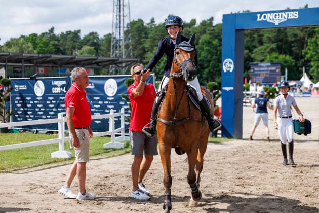 LUHMÜHLEN - Longines Horse Trail 2026, LUHMÜHLEN - Longines Horse Trail 2026 MINDER Nadja (SUI), Top Job s Jalisco, DOEHRING Marcus (Disziplintrainer SUI), BURGER Dominik (Chef dÂ Equipe SUI) Teilprüfung Springen Show Jumping CCI4*-S Meßmer Trophy Deutsche Meisterschaft 2026 Luhmühlen, Turniergelände 21. June 2026 - *** LUHMÜHLEN Longines Horse Trail 2026, LUHMÜHLEN Longines Horse Trail 2026 MINDER Nadja SUI, Top Job s Jalisco, DOEHRING Marcus, Discipline Coach, SUI; BURGER Dominik, Chef d’Équipe, SUI; Show Jumping CCI4 S Meßmer Trophy German Championship 2026, Luhmühlen, competition grounds, June 21, 2026,detected_source_language