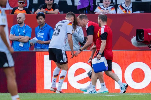 FIFA Fussball Weltmeisterschaft 2026, Gruppe E, Spiel 2, Deutschland vs Elfenbeinküste, 20.06.2026 im Toronto Stadium, Toronto Nico Schlotterbeck (Deutschland) Verletzung Behandlung verletzt *** 2026 FIFA World Cup, Group E, Match 2, Germany vs. Ivory Coast, June 20, 2026, at Toronto Stadium, Toronto; Nico Schlotterbeck (Germany) – injury, treatment, injured,detected_source_language Copyright: xBahhoxKarax