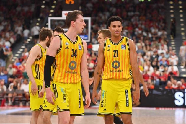 v.re. Michale RATAJ (Alba Berlin). Justin BEAN (Alba Berlin), Enttaeuschung,Frust,enttaeuscht, frustriert,niedergeschlagen, Basketball BBL,Saison 2025 2026 Play Off Finale Spiel 5, FC Bayern Muenchen - Alba Berlin am 21.06.2026 S A P G A R D EN *** v re Michale RATAJ Alba Berlin Justin BEAN Alba Berlin, disappointment, frustration, disappointed, frustrated, dejected, Basketball BBL, 2025–2026 Season Playoff Finals Game 5, FC Bayern Munich vs. Alba Berlin on June 21, 2026, at SAP GARDEN,detected_source_language