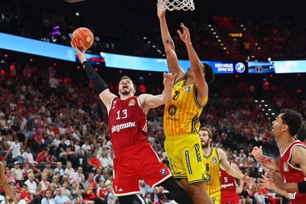 Andreas OBST (FCB), Aktion,Zweikampf gegen Michale RATAJ (Alba Berlin). Basketball BBL,Saison 2025 2026 Play Off Finale Spiel 5, FC Bayern Muenchen - Alba Berlin am 21.06.2026 S A P G A R D EN *** Andreas OBST (FCB), Action, One-on-one against Michale RATAJ, Alba Berlin Basketball, BBL, 2025–2026 Season, Playoff Finals, Game 5, FC Bayern Munich vs. Alba Berlin on June 21, 2026, S A P G A R D EN,detected_source_language