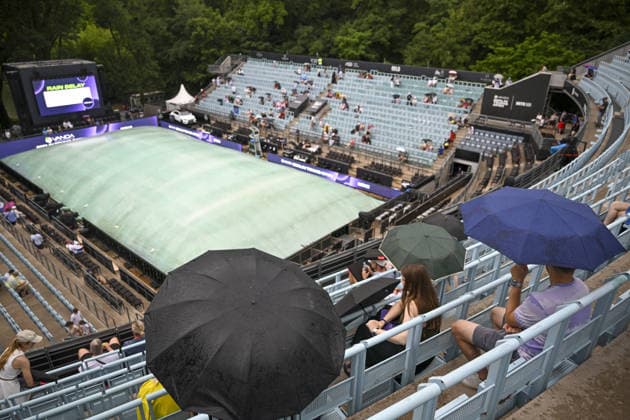 WTA, Tennis Damen 500 Berlin Open Tennis Tournament BERLIN, GERMANY - JUNE 21: A large protective tarp covers the tennis court while spectators hold up umbrellas in the stands during a rain delay before the singles final match between American Jessica Pegula and Czech Republic s Linda Noskova at the WTA 500 Berlin Open Tennis Tournament in Berlin, Germany on June 21, 2026. The match was put on hold as weather conditions required the court to be completely shielded from the rain. Halil Sagirkaya Anadolu Berlin Germany. Editorial use only. Please get in touch for any other usage.  Copyright: x2026xAnadoluxHalilxSagirkayax