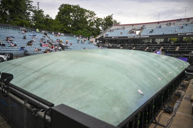 WTA, Tennis Damen 500 Berlin Open Tennis Tournament BERLIN, GERMANY - JUNE 21: A large protective tarp covers the tennis court while spectators hold up umbrellas in the stands during a rain delay before the singles final match between American Jessica Pegula and Czech Republic s Linda Noskova at the WTA 500 Berlin Open Tennis Tournament in Berlin, Germany on June 21, 2026. The match was put on hold as weather conditions required the court to be completely shielded from the rain. Halil Sagirkaya Anadolu Berlin Germany. Editorial use only. Please get in touch for any other usage.  Copyright: x2026xAnadoluxHalilxSagirkayax