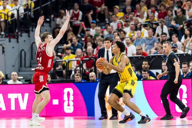 MUNICH, GERMANY - JUNE 21: Jack Kayil (Alba Berlin, 7) controls the ball against Justus Hollatz (FC Bayern Muenchen, 21) during the easyCredit Basketball Bundesliga Playoffs Final Game 5 match between FC Bayern Muenchen vs. Alba Berlin at SAP Garden on June 21, 2026 in Munich, Germany. Bavaria Germany Copyright: xSteffiexWunderlx