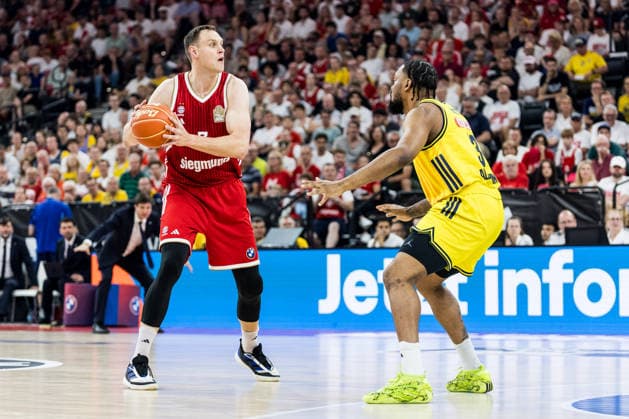 MUNICH, GERMANY - JUNE 21: Johannes Voigtmann (FC Bayern Muenchen, 7) controls the ball against J wan Roberts (Alba Berlin, 13) during the easyCredit Basketball Bundesliga Playoffs Final Game 5 match between FC Bayern Muenchen vs. Alba Berlin at SAP Garden on June 21, 2026 in Munich, Germany. Bavaria Germany Copyright: xSteffiexWunderlx