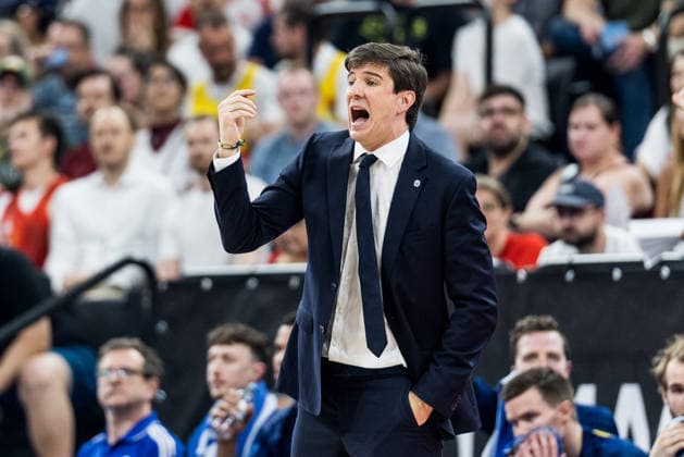 MUNICH, GERMANY - JUNE 21: Pedro Calles (Head Coach Alba Berlin) yelling during the easyCredit Basketball Bundesliga Playoffs Final Game 5 match between FC Bayern Muenchen vs. Alba Berlin at SAP Garden on June 21, 2026 in Munich, Germany. Bavaria Germany Copyright: xSteffiexWunderlx