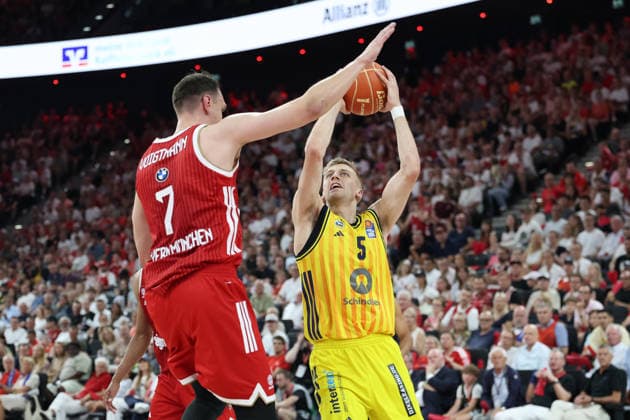 Sam Griesel (Alba Berlin, 05) mit Ball mit Johannes Voigtmann (FC Bayern Basketball, 07), GER, FC Bayern Basketball vs. Alba Berlin, Basketball, easycredit Basketball Bundesliga, Playoffs, Finale, Spiel 5, Saison 2025 2026, 21.06.2026, GER, FC Bayern Basketball vs. Alba Berlin, Basketball, easycredit Basketball Bundesliga, Playoffs, Finale, Spiel 5, Saison 2025 2026, 21.06.2026 Muenchen *** Sam Griesel (Alba Berlin), 05, with the ball, with Johannes Voigtmann (FC Bayern Basketball), 07, GER, FC Bayern Basketball vs. Alba Berlin, Basketball, easycredit Basketball Bundesliga, Playoffs, Finals, Game 5, 2025–2026 Season, June 21, 2026, GER, FC Bayern Basketball vs. Alba Berlin, Basketball, easycredit Basketball Bundesliga, Playoffs, Finals, Game 5, 2025–2026 season, June 21, 2026, Munich,detected_source_language Copyright: xEibner-Pressefoto JennixMaulx EP_JML