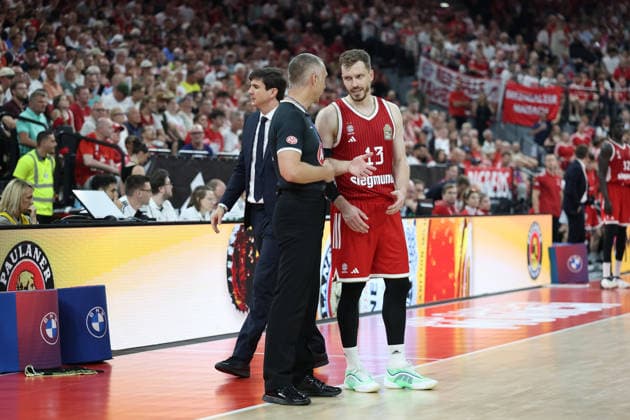 Andreas Obst (FC Bayern Basketball, 13) im Gespraech mit Schiedsrichter Robert Lottermoser, GER, FC Bayern Basketball vs. Alba Berlin, Basketball, easycredit Basketball Bundesliga, Playoffs, Finale, Spiel 5, Saison 2025 2026, 21.06.2026, GER, FC Bayern Basketball vs. Alba Berlin, Basketball, easycredit Basketball Bundesliga, Playoffs, Finale, Spiel 5, Saison 2025 2026, 21.06.2026 Muenchen *** Andreas Obst of FC Bayern Basketball, No. 13, in conversation with referee Robert Lottermoser, GER, FC Bayern Basketball vs. Alba Berlin, Basketball, easycredit Basketball Bundesliga, Playoffs, Finals, Game 5, 2025–2026 Season, June 21, 2026, GER, FC Bayern Basketball vs. Alba Berlin, Basketball, easycredit Basketball Bundesliga, Playoffs, Finals, Game 5, 2025–2026 Season, June 21, 2026, Munich,detected_source_language Copyright: xEibner-Pressefoto JennixMaulx EP_JML
