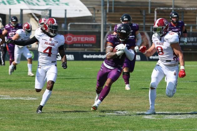 Wide Receiver Normen Schumm (Frankfurt Galaxy Nr. 11) erfolgreich auf dem Weg zur Endzone , Frankfurt Galaxy - Prague Lions, American Football, EFA, The European Football Alliance, Saison 2026, Bornheimer Hang, 21.06.2026, Frankfurt Bornheimer Hang Deutschland *** Wide receiver Normen Schumm of the Frankfurt Galaxy (No. 11) successfully makes his way toward the end zone; Frankfurt Galaxy vs. Prague Lions; American football; EFA; The European Football Alliance; 2026 season; Bornheimer Hang; June 21, 2026; Frankfurt, Bornheimer Hang, Germany,detected_source_language