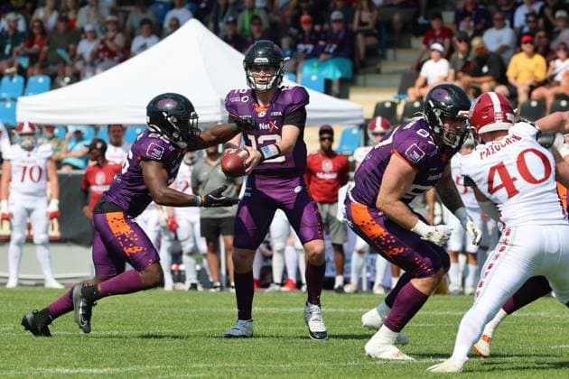 Gutes Zusammenspiel zwischen Quarterback Ethan Garbers (Frankfurt Galaxy Nr. 12) und Runningback Antony Marvyn Bouembe (Frankfurt Galaxy Nr. 26) , Frankfurt Galaxy - Prague Lions, American Football, EFA, The European Football Alliance, Saison 2026, Bornheimer Hang, 21.06.2026, Frankfurt Bornheimer Hang Deutschland *** Great chemistry between quarterback Ethan Garbers (Frankfurt Galaxy No. 12) and running back Antony Marvyn Bouembe (Frankfurt Galaxy No. 26), Frankfurt Galaxy vs. Prague Lions, American football, EFA, The European Football Alliance, 2026 season, Bornheimer Hang, June 21, 2026, Frankfurt Bornheimer Hang, Germany,detected_source_language