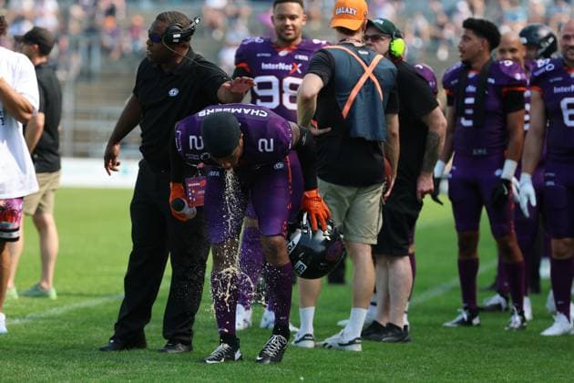 Die Hitze hinterlässt Ihre Zeichen, Mason Chambers (Frankfurt Galaxy Nr. 2) muss sich im Anschluss seines langen Touchdown übergeben , Frankfurt Galaxy - Prague Lions, American Football, EFA, The European Football Alliance, Saison 2026, Bornheimer Hang, 21.06.2026, Frankfurt Bornheimer Hang Deutschland *** The heat takes its toll