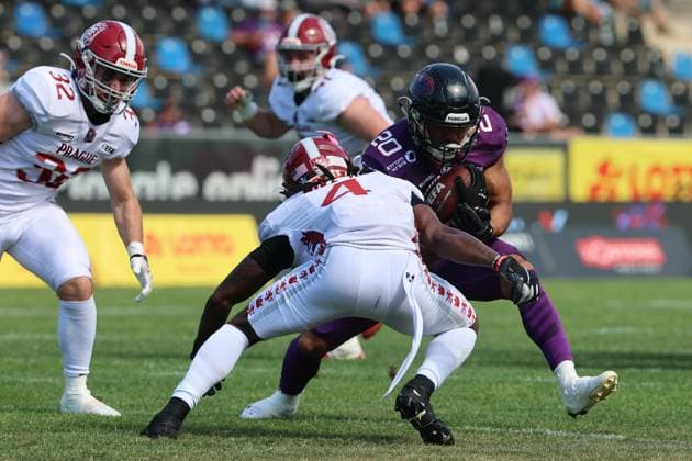 Runningback Gerald Ameln (Frankfurt Galaxy Nr. 20) im 1 gegen 1 mit dem Gegenspieler , Frankfurt Galaxy - Prague Lions, American Football, EFA, The European Football Alliance, Saison 2026, Bornheimer Hang, 21.06.2026, Frankfurt Bornheimer Hang Deutschland *** Running back Gerald Ameln, No. 20 of the Frankfurt Galaxy, in a one-on-one matchup with an opponent; Frankfurt Galaxy vs. Prague Lions; American football; EFA (The European Football Alliance); 2026 season; Bornheimer Hang; June 21, 2026; Frankfurt, Bornheimer Hang, Germany,detected_source_language