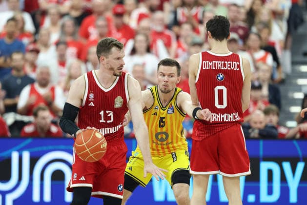 Andreas Obst (FC Bayern Basketball, 13) mit Ball mit Martin Hermannsson (Alba Berlin, 15) und Nenad Dimitrijevic (FC Bayern Basketball, 00), GER, FC Bayern Basketball vs. Alba Berlin, Basketball, easycredit Basketball Bundesliga, Playoffs, Finale, Spiel 5, Saison 2025 2026, 21.06.2026, GER, FC Bayern Basketball vs. Alba Berlin, Basketball, easycredit Basketball Bundesliga, Playoffs, Finale, Spiel 5, Saison 2025 2026, 21.06.2026 Muenchen *** Andreas Obst (FC Bayern Basketball), 13, with the ball, alongside Martin Hermannsson (Alba Berlin), 15, and Nenad Dimitrijevic (FC Bayern Basketball), 00, GER, FC Bayern Basketball vs. Alba Berlin, Basketball, easycredit Basketball Bundesliga, Playoffs, Finals, Game 5, 2025–2026 Season, June 21, 2026, GER, FC Bayern Basketball vs. Alba Berlin, Basketball, easycredit Basketball Bundesliga, Playoffs, Finals, Game 5, 2025–2026 season, June 21, 2026, Munich,detected_source_language Copyright: xEibner-Pressefoto JennixMaulx EP_JML