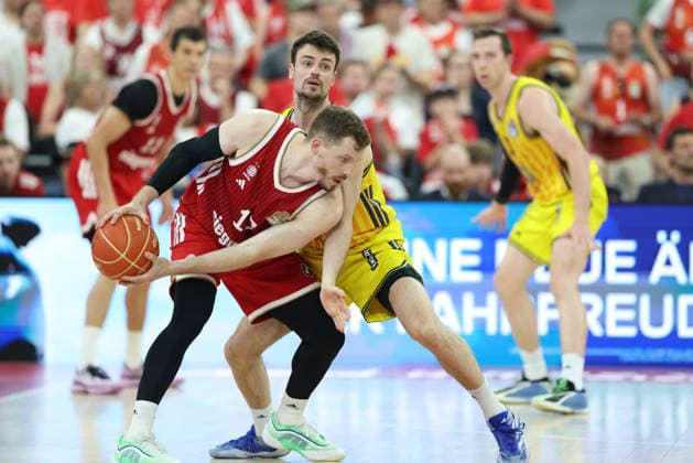 Andreas Obst (FC Bayern Basketball, 13) mit Ball mit Jonas Mattisseck (Alba Berlin, 09), GER, FC Bayern Basketball vs. Alba Berlin, Basketball, easycredit Basketball Bundesliga, Playoffs, Finale, Spiel 5, Saison 2025 2026, 21.06.2026, GER, FC Bayern Basketball vs. Alba Berlin, Basketball, easycredit Basketball Bundesliga, Playoffs, Finale, Spiel 5, Saison 2025 2026, 21.06.2026 Muenchen *** Andreas Obst, FC Bayern Basketball, No. 13 with the ball, with Jonas Mattisseck, Alba Berlin, No. 09, GER, FC Bayern Basketball vs. Alba Berlin, Basketball, easycredit Basketball Bundesliga, Playoffs, Finals, Game 5, 2025–2026 Season, June 21, 2026, GER, FC Bayern Basketball vs. Alba Berlin, Basketball, easycredit Basketball Bundesliga, Playoffs, Finals, Game 5, 2025–2026 Season, June 21, 2026, Munich,detected_source_language Copyright: xEibner-Pressefoto JennixMaulx EP_JML