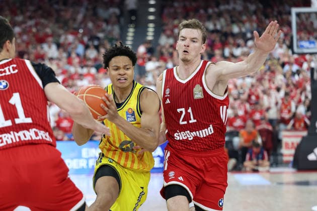 Jack Kayil (Alba Berlin, 07) mit Ball mit Justuz Hollatz (FC Bayern Basketball, 21), GER, FC Bayern Basketball vs. Alba Berlin, Basketball, easycredit Basketball Bundesliga, Playoffs, Finale, Spiel 5, Saison 2025 2026, 21.06.2026, GER, FC Bayern Basketball vs. Alba Berlin, Basketball, easycredit Basketball Bundesliga, Playoffs, Finale, Spiel 5, Saison 2025 2026, 21.06.2026 Muenchen *** Jack Kayil, Alba Berlin, No. 7, with the ball alongside Justuz Hollatz, FC Bayern Basketball, No. 21, GER, FC Bayern Basketball vs. Alba Berlin, Basketball, easycredit Basketball Bundesliga, Playoffs, Finals, Game 5, 2025–2026 Season, June 21, 2026, GER, FC Bayern Basketball vs. Alba Berlin, Basketball, easycredit Basketball Bundesliga, Playoffs, Finals, Game 5, 2025–2026 season, June 21, 2026, Munich,detected_source_language Copyright: xEibner-Pressefoto JennixMaulx EP_JML