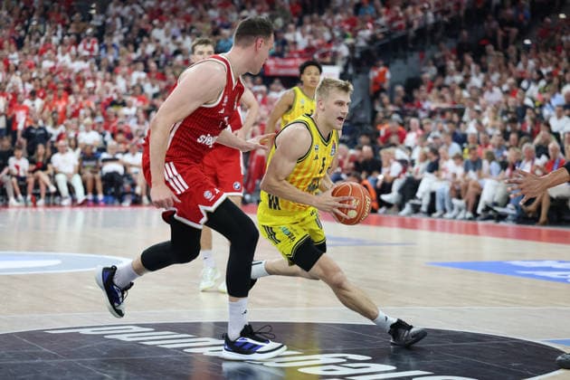 Sam Griesel (Alba Berlin, 05) mit Ball mit Johannes Voigtmann (FC Bayern Basketball, 07), GER, FC Bayern Basketball vs. Alba Berlin, Basketball, easycredit Basketball Bundesliga, Playoffs, Finale, Spiel 5, Saison 2025 2026, 21.06.2026, GER, FC Bayern Basketball vs. Alba Berlin, Basketball, easycredit Basketball Bundesliga, Playoffs, Finale, Spiel 5, Saison 2025 2026, 21.06.2026 Muenchen *** Sam Griesel (Alba Berlin), 05, with the ball, with Johannes Voigtmann (FC Bayern Basketball), 07, GER, FC Bayern Basketball vs. Alba Berlin, Basketball, easycredit Basketball Bundesliga, Playoffs, Finals, Game 5, 2025–2026 Season, June 21, 2026, GER, FC Bayern Basketball vs. Alba Berlin, Basketball, easycredit Basketball Bundesliga, Playoffs, Finals, Game 5, 2025–2026 season, June 21, 2026, Munich,detected_source_language Copyright: xEibner-Pressefoto JennixMaulx EP_JML