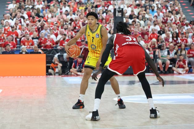 Jack Kayil (Alba Berlin, 07) mit Ball mit Wenyen Gabriel (FC Bayern Basketball, 32), GER, FC Bayern Basketball vs. Alba Berlin, Basketball, easycredit Basketball Bundesliga, Playoffs, Finale, Spiel 5, Saison 2025 2026, 21.06.2026, GER, FC Bayern Basketball vs. Alba Berlin, Basketball, easycredit Basketball Bundesliga, Playoffs, Finale, Spiel 5, Saison 2025 2026, 21.06.2026 Muenchen *** Jack Kayil, Alba Berlin, 07, with the ball alongside Wenyen Gabriel, FC Bayern Basketball, 32, GER, FC Bayern Basketball vs. Alba Berlin, Basketball, easycredit Basketball Bundesliga, Playoffs, Finals, Game 5, 2025–2026 Season, June 21, 2026, GER, FC Bayern Basketball vs. Alba Berlin, Basketball, easycredit Basketball Bundesliga, Playoffs, Finals, Game 5, 2025–2026 Season, June 21, 2026, Munich,detected_source_language Copyright: xEibner-Pressefoto JennixMaulx EP_JML
