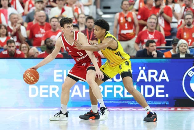 Nenad Dimitrijevic (FC Bayern Basketball, 00) mit Ball mit Jack Kayil (Alba Berlin, 07), GER, FC Bayern Basketball vs. Alba Berlin, Basketball, easycredit Basketball Bundesliga, Playoffs, Finale, Spiel 5, Saison 2025 2026, 21.06.2026, GER, FC Bayern Basketball vs. Alba Berlin, Basketball, easycredit Basketball Bundesliga, Playoffs, Finale, Spiel 5, Saison 2025 2026, 21.06.2026 Muenchen *** Nenad Dimitrijevic, FC Bayern Basketball, 00, with the ball, with Jack Kayil, Alba Berlin, 07, GER, FC Bayern Basketball vs. Alba Berlin, Basketball, easycredit Basketball Bundesliga, Playoffs, Finals, Game 5, 2025–2026 Season, June 21, 2026, GER, FC Bayern Basketball vs. Alba Berlin, Basketball, easycredit Basketball Bundesliga, Playoffs, Finals, Game 5, 2025–2026 season, June 21, 2026, Munich,detected_source_language Copyright: xEibner-Pressefoto JennixMaulx EP_JML
