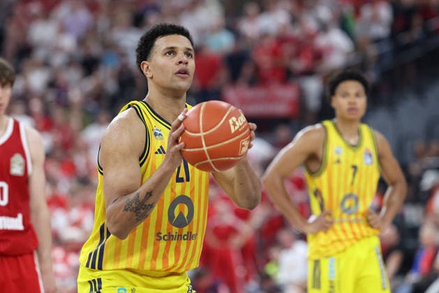 Michael Rataj (Alba Berlin, 21) beim Freiwurf, GER, FC Bayern Basketball vs. Alba Berlin, Basketball, easycredit Basketball Bundesliga, Playoffs, Finale, Spiel 5, Saison 2025 2026, 21.06.2026, GER, FC Bayern Basketball vs. Alba Berlin, Basketball, easycredit Basketball Bundesliga, Playoffs, Finale, Spiel 5, Saison 2025 2026, 21.06.2026 Muenchen *** Michael Rataj, Alba Berlin, 21 on a free throw, GER, FC Bayern Basketball vs. Alba Berlin, Basketball, easycredit Basketball Bundesliga, Playoffs, Finals, Game 5, 2025–2026 season, June 21, 2026, GER, FC Bayern Basketball vs. Alba Berlin, Basketball, easycredit Basketball Bundesliga, Playoffs, Finals, Game 5, 2025–2026 Season, June 21, 2026, Munich,detected_source_language Copyright: xEibner-Pressefoto JennixMaulx EP_JML