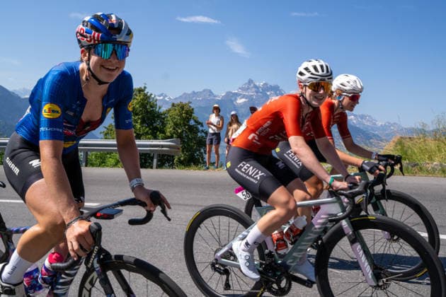 VILLARS-SUR-OLLON, SWITZERLAND - JUNE 21: L-R) Jane Zoe Backstedt of Great Britain and CANYON SRAM, Xaydee Van Sinaey of Belgium and Fenix-Premier Tech, Inge Van Der Heijden of Netherlands and Fenix-Premier Tech during the 89th Tour de Suisse 2026 on June 21, 2026 in Villars-sur-Ollon, Switzerland. *** VILLARS SUR OLLON, SWITZERLAND, JUNE 21 Copyright: xJustPictures.ch PascalxvonxBürenx jp-en-EuSpIm-Pavo_Fotografie-679530