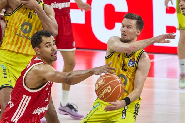 Deutsche Basketball Bundesliga (BBL), FC Bayern München Basketball vs ALBA Berlin, München FC Bayern Basketball, Berlin ALBA, 2026-06-21 in München (SAP Garden) HERMANNSSON Martin (ALBA Berlin Point Guard (PG) Nr15-BER15), DA SILVA Oscar (FC Bayern München Basketball Power Forward (PF) Nr1-FCBB1) sportworld München SAP Garden Bayern Deutschland *** German Basketball Bundesliga (BBL), FC Bayern Munich Basketball vs. ALBA Berlin, Munich FC Bayern Basketball, Berlin ALBA, June 21, 2026, at SAP Garden in Munich; Martin Hermannsson, ALBA Berlin, Point Guard (PG), No. 15 (BER15); Oscar da Silva, FC Bayern Munich Basketball, Power Forward (PF), No. 1 (FCBB1); Sportworld Munich, SAP Garden, Bayern, Germany,detected_source_language