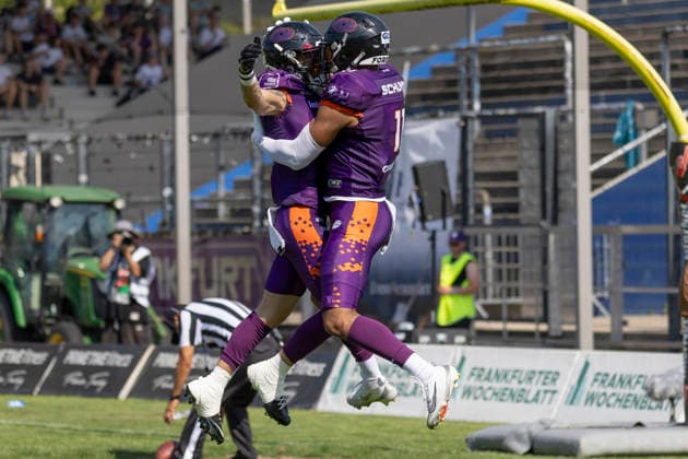 EFA - European Football Alliance: Frankfurt Galaxy - Prague Lions, 21.06.2026 Paul Kavadia-Lenhardt (Frankfurt Galaxy 5) & Normen Schumm (Frankfurt Galaxy 11) feiern einen Touchdown, Frankfurt Galaxy - Prague Lions, Frankfurt, PSD Bank Arena, 21.6.2026 *** EFA European Football Alliance Frankfurt Galaxy vs. Prague Lions, June 21, 2026 Paul Kavadia Lenhardt (Frankfurt Galaxy 5) and Normen Schumm (Frankfurt Galaxy 11) celebrate a touchdown, Frankfurt Galaxy vs. Prague Lions, Frankfurt, PSD Bank Arena, June 21, 2026,detected_source_language Copyright: xBEAUTIFULxSPORTS Gawlikx