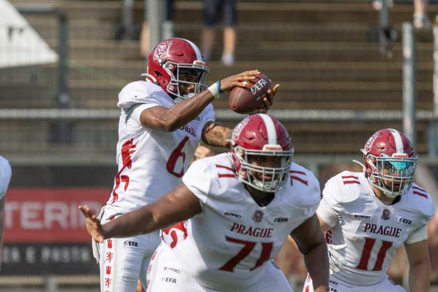 EFA - European Football Alliance: Frankfurt Galaxy - Prague Lions, 21.06.2026 Jaylon Henderson (Prague Lions 6) bekommt den Ball & Isaiah Kleberg (Prague Lions 71) & Adam Zouzelka (Prague Lions 11), Frankfurt Galaxy - Prague Lions, Frankfurt, PSD Bank Arena, 21.6.2026 *** EFA European Football Alliance Frankfurt Galaxy vs. Prague Lions, June 21, 2026 Jaylon Henderson (Prague Lions 6) catches the ball from Isaiah Kleberg (Prague Lions 71) and Adam Zouzelka (Prague Lions 11), Frankfurt Galaxy vs. Prague Lions, Frankfurt, PSD Bank Arena, June 21, 2026,detected_source_language Copyright: xBEAUTIFULxSPORTS Gawlikx
