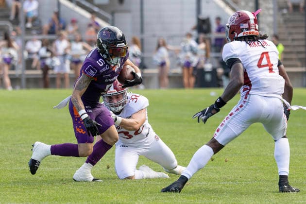 EFA - European Football Alliance: Frankfurt Galaxy - Prague Lions, 21.06.2026 Paul Kavadia-Lenhardt (Frankfurt Galaxy 5) läuft mit dem Ball & Angelo Barletta (Prague Lions 32) versucht ih naufzuhalten, auch Ken Hike Jr. (Prague Lions 4) erwartet ihn schon, Frankfurt Galaxy - Prague Lions, Frankfurt, PSD Bank Arena, 21.6.2026 *** EFA European Football Alliance Frankfurt Galaxy vs. Prague Lions, June 21, 2026 Paul Kavadia Lenhardt (Frankfurt Galaxy 5) runs with the ball; Angelo Barletta (Prague Lions 32) tries to stop him, while Ken Hike Jr. (Prague Lions 4) is already waiting for him, Frankfurt Galaxy vs. Prague Lions, Frankfurt, PSD Bank Arena, June 21, 2026,detected_source_language Copyright: xBEAUTIFULxSPORTS Gawlikx