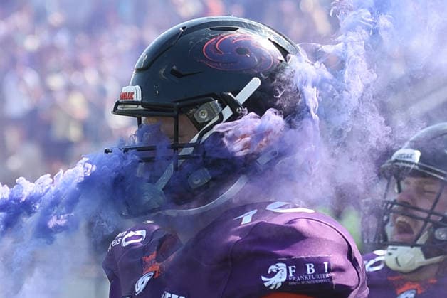 21.06.2026, xhbx, American Football EFA European Football Alliance, Frankfurt Galaxy - Prague Lions v.l. Kai Wullbrandt (Frankfurt Galaxy) Bengalos, Rauch, Rauchbombe, Feuerwerk, Pyrotechnik (DFL DFB REGULATIONS PROHIBIT ANY USE OF PHOTOGRAPHS as IMAGE SEQUENCES and or QUASI-VIDEO) Frankfurt am Main *** June 21, 2026, xhbx, American Football EFA European Football Alliance, Frankfurt Galaxy vs. Prague Lions, Kai Wullbrandt, Frankfurt Galaxy, flares, smoke, smoke bomb, fireworks, pyrotechnics DFL DFB REGULATIONS PROHIBIT ANY USE OF PHOTOGRAPHS as IMAGE SEQUENCES and or QUASI-VIDEO Frankfurt am Main,detected_source_language