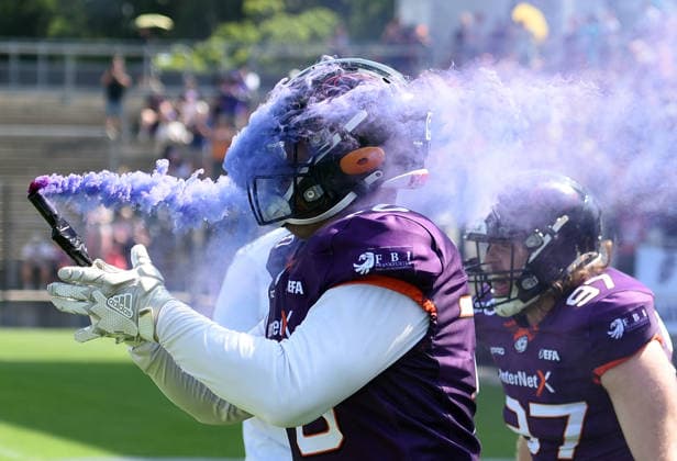 21.06.2026, xhbx, American Football EFA European Football Alliance, Frankfurt Galaxy - Prague Lions v.l. Kai Wullbrandt (Frankfurt Galaxy) Bengalos, Rauch, Rauchbombe, Feuerwerk, Pyrotechnik (DFL DFB REGULATIONS PROHIBIT ANY USE OF PHOTOGRAPHS as IMAGE SEQUENCES and or QUASI-VIDEO) Frankfurt am Main *** June 21, 2026, xhbx, American Football EFA European Football Alliance, Frankfurt Galaxy vs. Prague Lions, Kai Wullbrandt, Frankfurt Galaxy, flares, smoke, smoke bomb, fireworks, pyrotechnics DFL DFB REGULATIONS PROHIBIT ANY USE OF PHOTOGRAPHS as IMAGE SEQUENCES and or QUASI-VIDEO Frankfurt am Main,detected_source_language