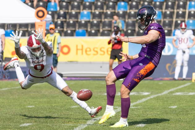 EFA - European Football Alliance: Frankfurt Galaxy - Prague Lions, 21.06.2026 Milos Ilic (Prague Lions 9) versucht den Punt von Benedikt Mons (Frankfurt Galaxy 80) zu blocken, Frankfurt Galaxy - Prague Lions, Frankfurt, PSD Bank Arena, 21.6.2026 *** EFA European Football Alliance Frankfurt Galaxy vs. Prague Lions, June 21, 2026 Milos Ilic of the Prague Lions (9) attempts to block a punt by Benedikt Mons of the Frankfurt Galaxy (80), Frankfurt Galaxy vs. Prague Lions, Frankfurt, PSD Bank Arena, June 21, 2026,detected_source_language Copyright: xBEAUTIFULxSPORTS Gawlikx
