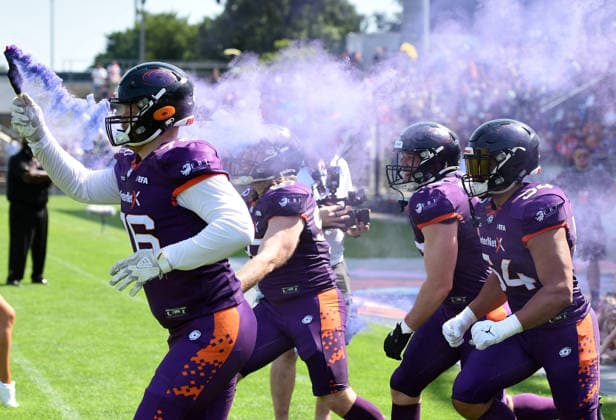 21.06.2026, xhbx, American Football EFA European Football Alliance, Frankfurt Galaxy - Prague Lions v.l. Kai Wullbrandt (Frankfurt Galaxy) Bengalos, Rauch, Rauchbombe, Feuerwerk, Pyrotechnik (DFL DFB REGULATIONS PROHIBIT ANY USE OF PHOTOGRAPHS as IMAGE SEQUENCES and or QUASI-VIDEO) Frankfurt am Main *** June 21, 2026, xhbx, American Football EFA European Football Alliance, Frankfurt Galaxy vs. Prague Lions, Kai Wullbrandt, Frankfurt Galaxy, flares, smoke, smoke bomb, fireworks, pyrotechnics DFL DFB REGULATIONS PROHIBIT ANY USE OF PHOTOGRAPHS as IMAGE SEQUENCES and or QUASI-VIDEO Frankfurt am Main,detected_source_language