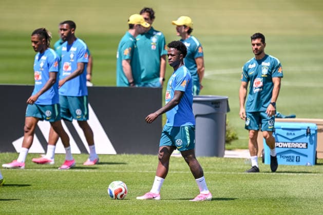 Sport Bilder des Tages Vinicius Junior (Brazil) Looks on during the Brazil training session at Columbia Park Training Facility on June 21, 2026 in Morristown, New Jersey. (Photo by Harry Langer DeFodi Images) - *** Vinicius Junior of Brazil watches during the Brazil training session at Columbia Park Training Facility on June 21, 2026, in Morristown, New Jersey. Photo by Harry Langer, DeFodi Images,detected_source_language