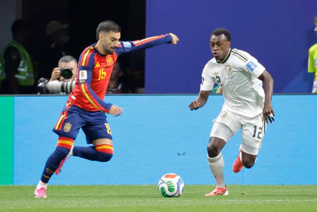Spain s Alex Baena (L) in action against Saudi Arabia s Saud Abdulhamid (R) during the 2026 FIFA World Cup, WM, Weltmeisterschaft, Fussball Group H soccer match between Spain and Saudi Arabia, in Atlanta, United States, 21 June 2026. FIFA World Cup 2026 - Group H - Spain vs. Saudi Arabia !ACHTUNG: NUR REDAKTIONELLE NUTZUNG!  Copyright: xLavandeiraxJrx GRAF2714 20260621-55020666389_1
