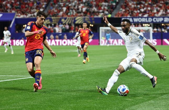 FIFA World Cup, WM, Weltmeisterschaft, Fussball 2026 - Group H - Spain vs Saudi Arabia Moteb Al-Harbi of Saudi Arabia (R) and Pau Cubarsi of Spain in action during the FIFA World Cup 2026 group stage match Spain against Saudi Arabia, in Atlanta, USA, 21 June 2026. ATLANTA United States  Copyright: xRONALDxWITTEKx