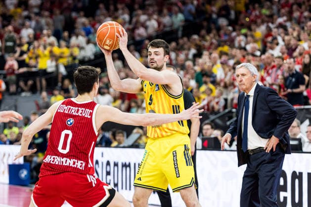 MUNICH, GERMANY - JUNE 21: Jonas Mattisseck (Alba Berlin, 9) controls the ball against Neno Dimitrijevic (FC Bayern Muenchen, 0) during the easyCredit Basketball Bundesliga Playoffs Final Game 5 match between FC Bayern Muenchen vs. Alba Berlin at SAP Garden on June 21, 2026 in Munich, Germany. Bavaria Germany Copyright: xSteffiexWunderlx
