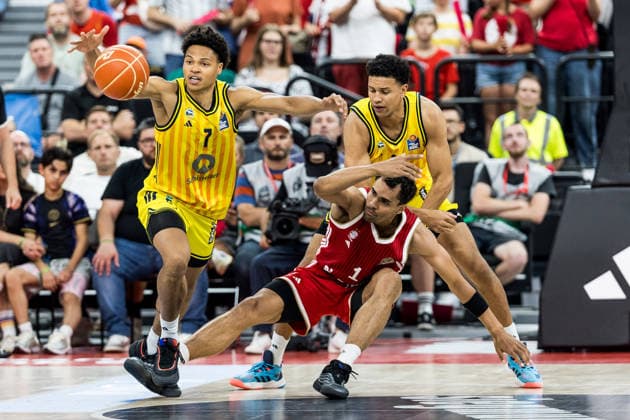 MUNICH, GERMANY - JUNE 21: Jack Kayil (Alba Berlin, 7) steals the ball off Oscar da Silva (FC Bayern Muenchen, 1) during the easyCredit Basketball Bundesliga Playoffs Final Game 5 match between FC Bayern Muenchen vs. Alba Berlin at SAP Garden on June 21, 2026 in Munich, Germany. Bavaria Germany Copyright: xSteffiexWunderlx